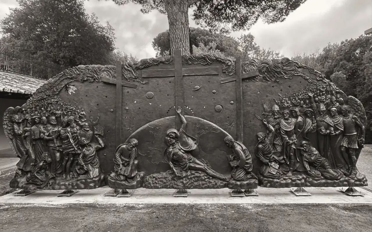 Haut-relief en bronze installé dans les jardins de Castel Gandolfo