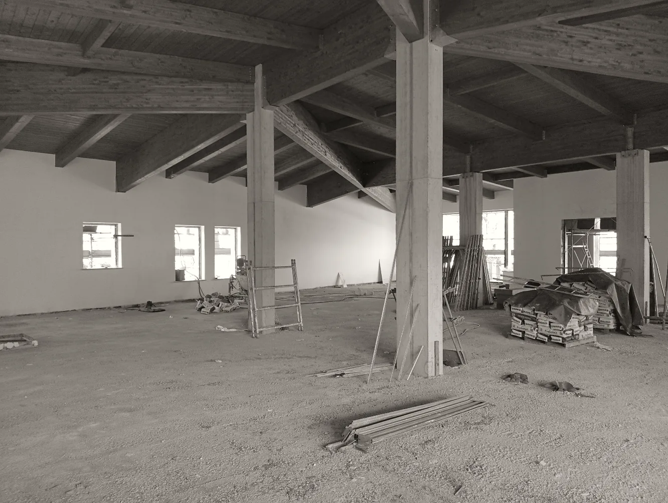 La sala con i pilastri e la copertura in legno