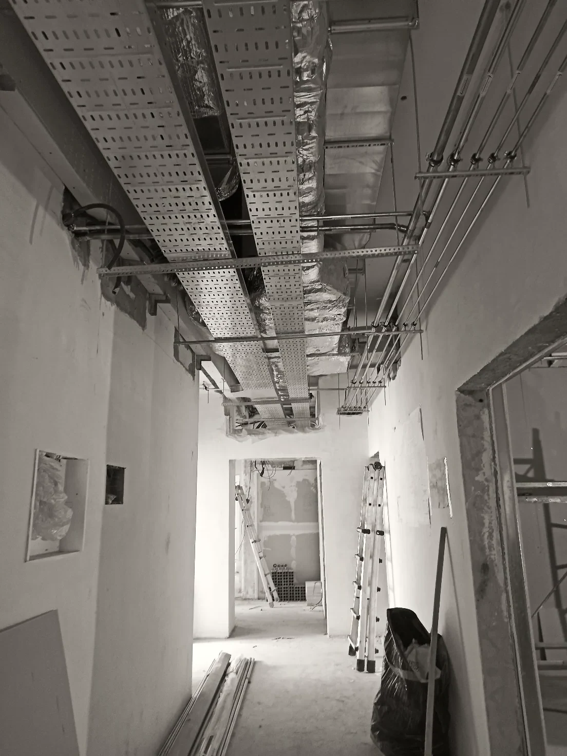 Réseaux en plafond dans le bloc opératoire de l'hôpital San Sebastiano