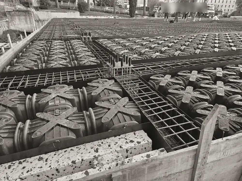 Casting of the ventilated floor slab with disposable formwork