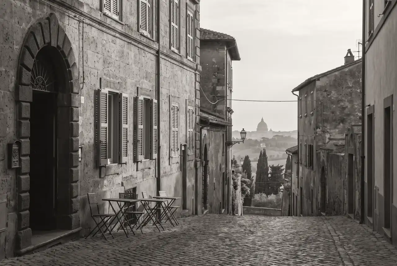 Il centro storico di Frascati con la campagna romana sullo sfondo