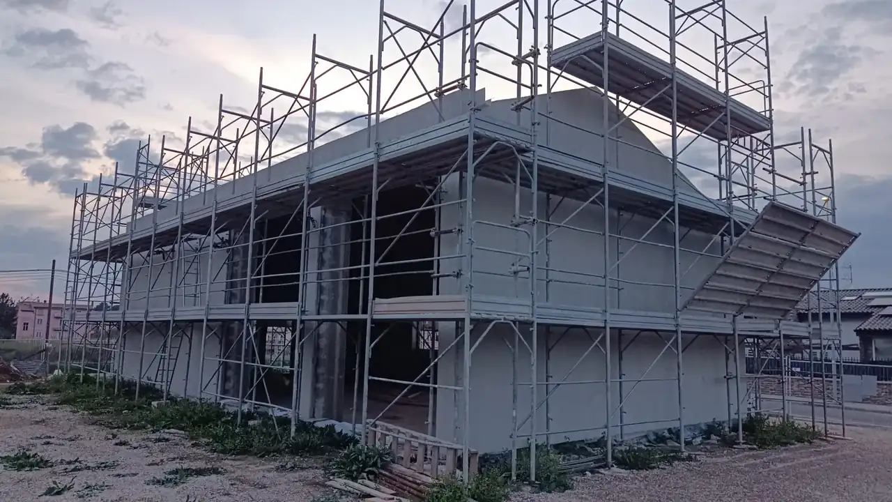 Il padiglione di Spinoretico con i ponteggi