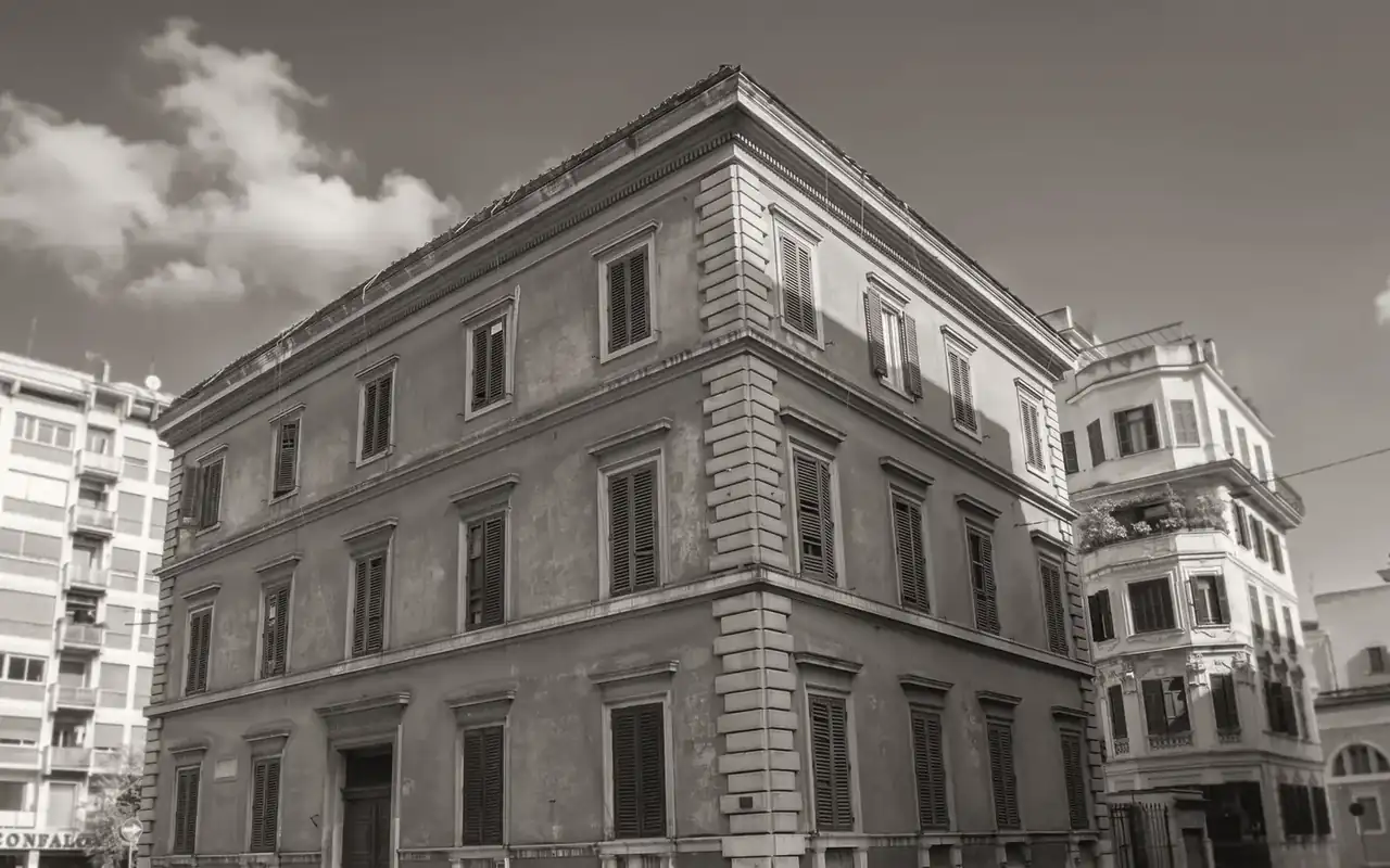 The surveyed palazzo in Rome, corner view