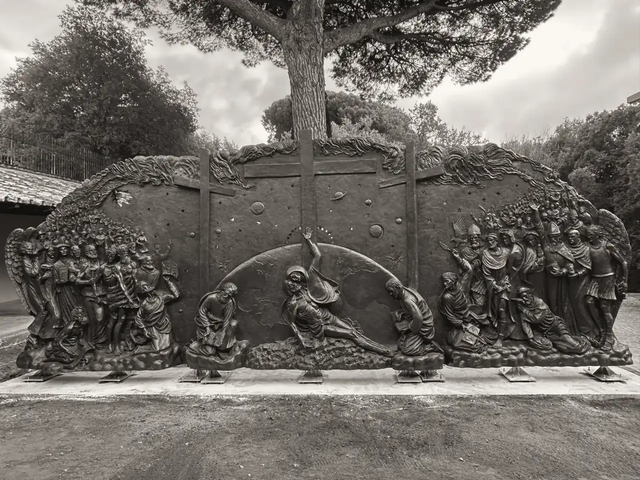 L'altorilievo in bronzo installato nei giardini di Castel Gandolfo