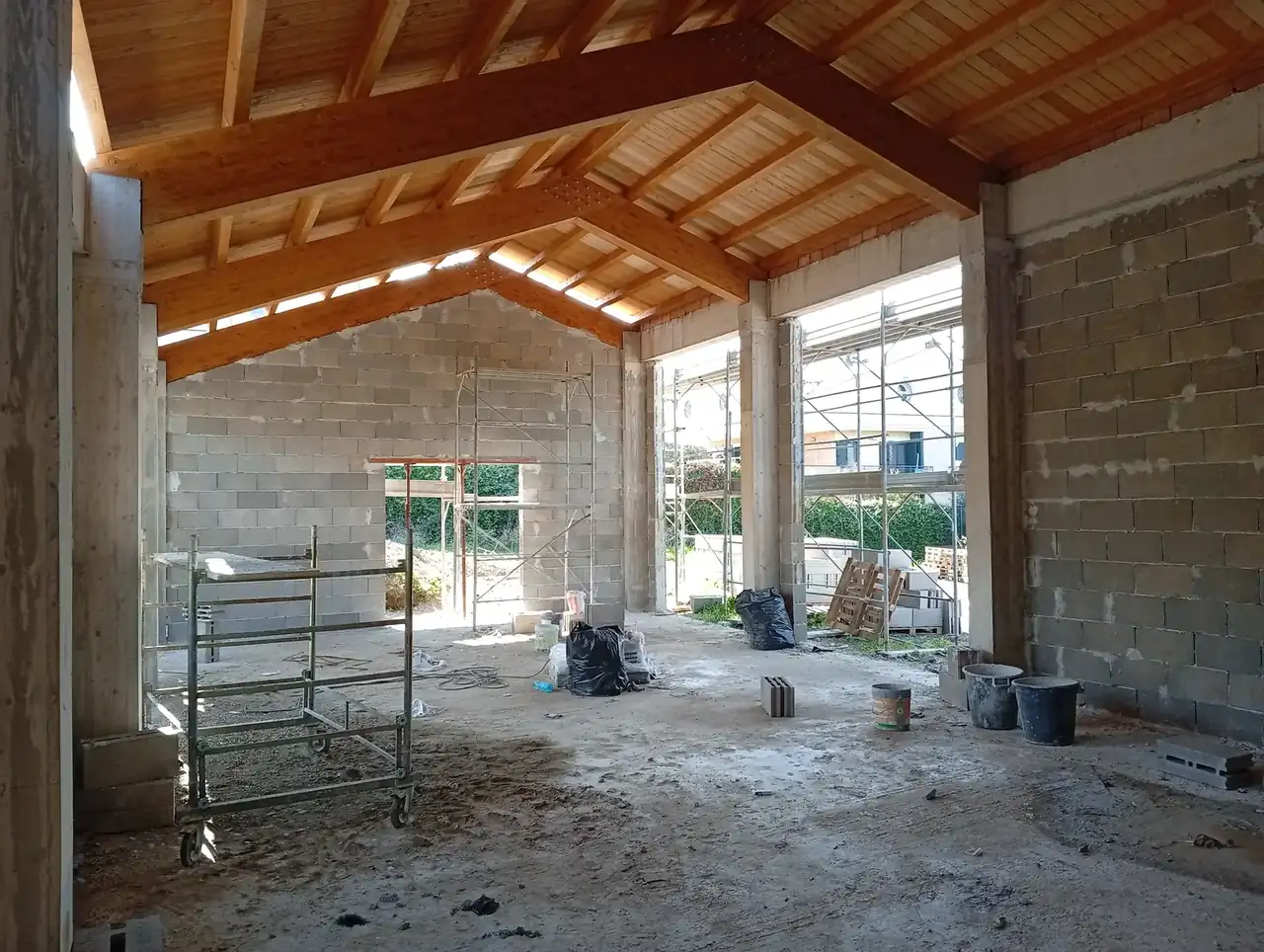 L'interno del padiglione di Colle Pizzuto con la copertura in legno